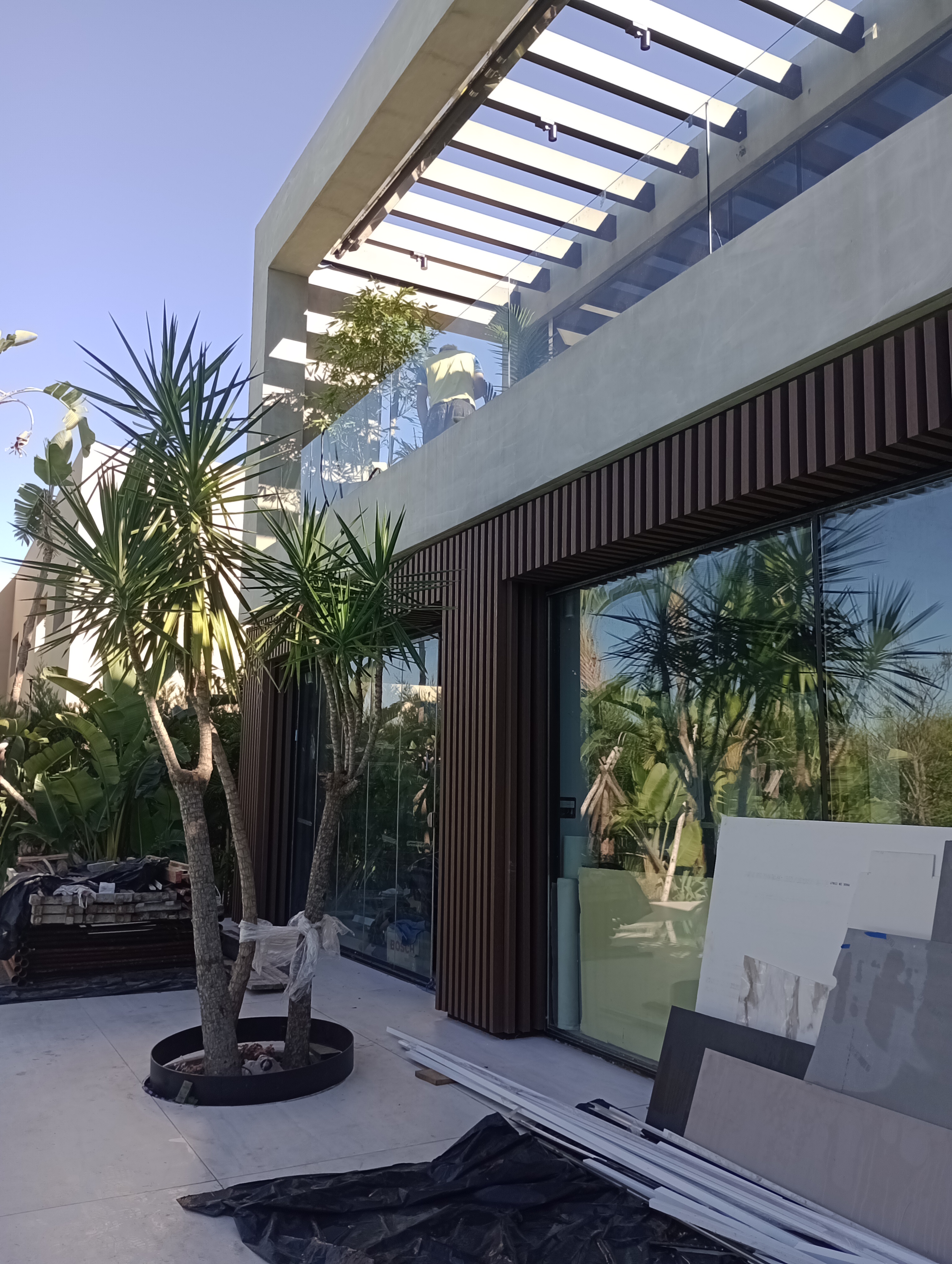Vivienda premium con pérgola de madera y paisajismo tropical, GBA