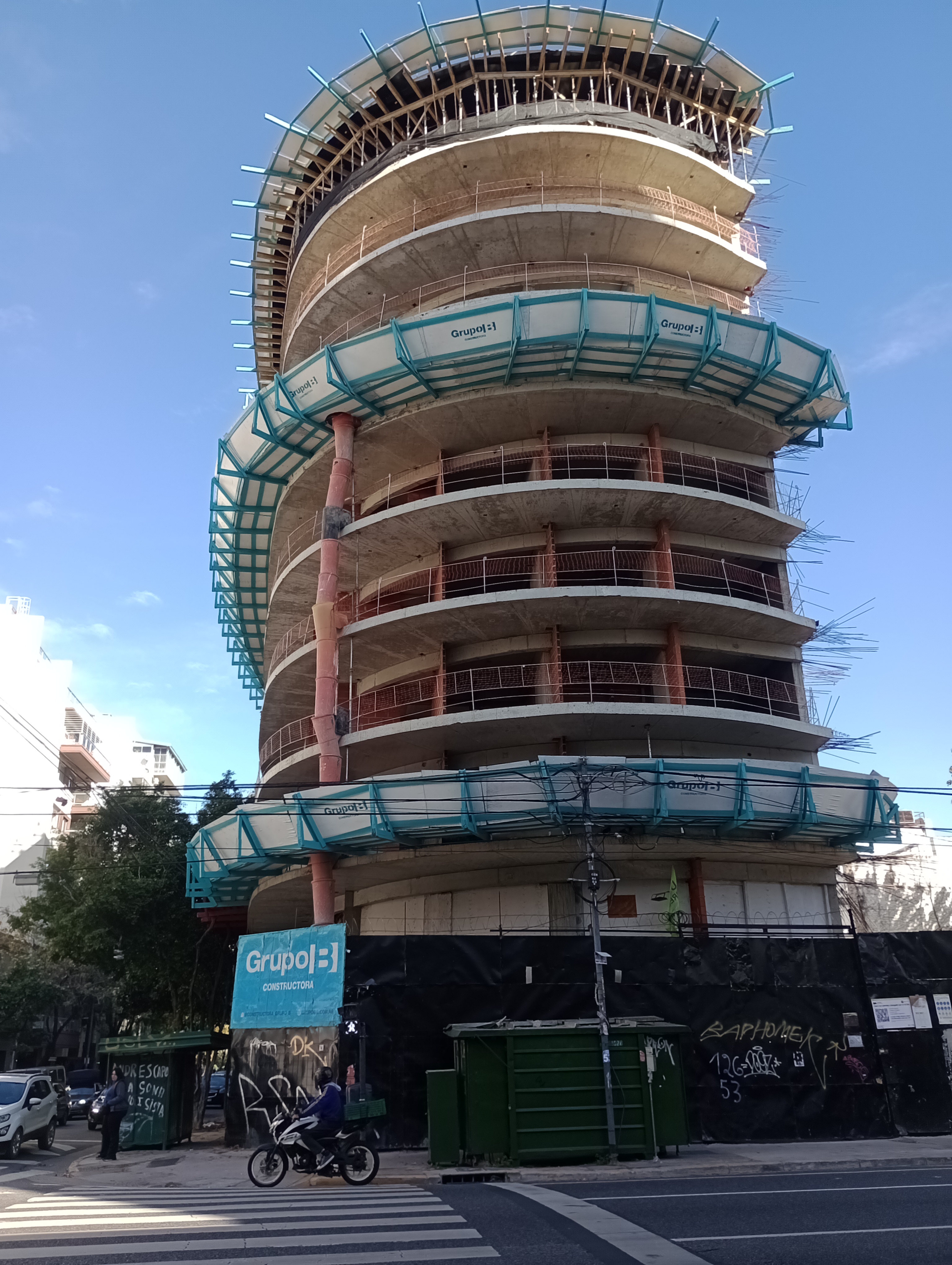 Edificio en construcción, vista desde la calle, GBA