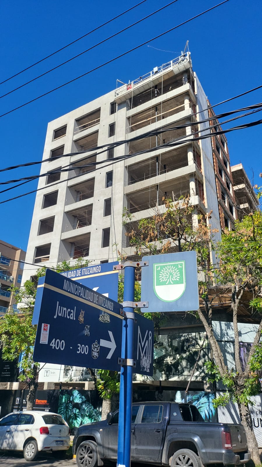 Edificio en construcción, vista frontal, andamios, GBA