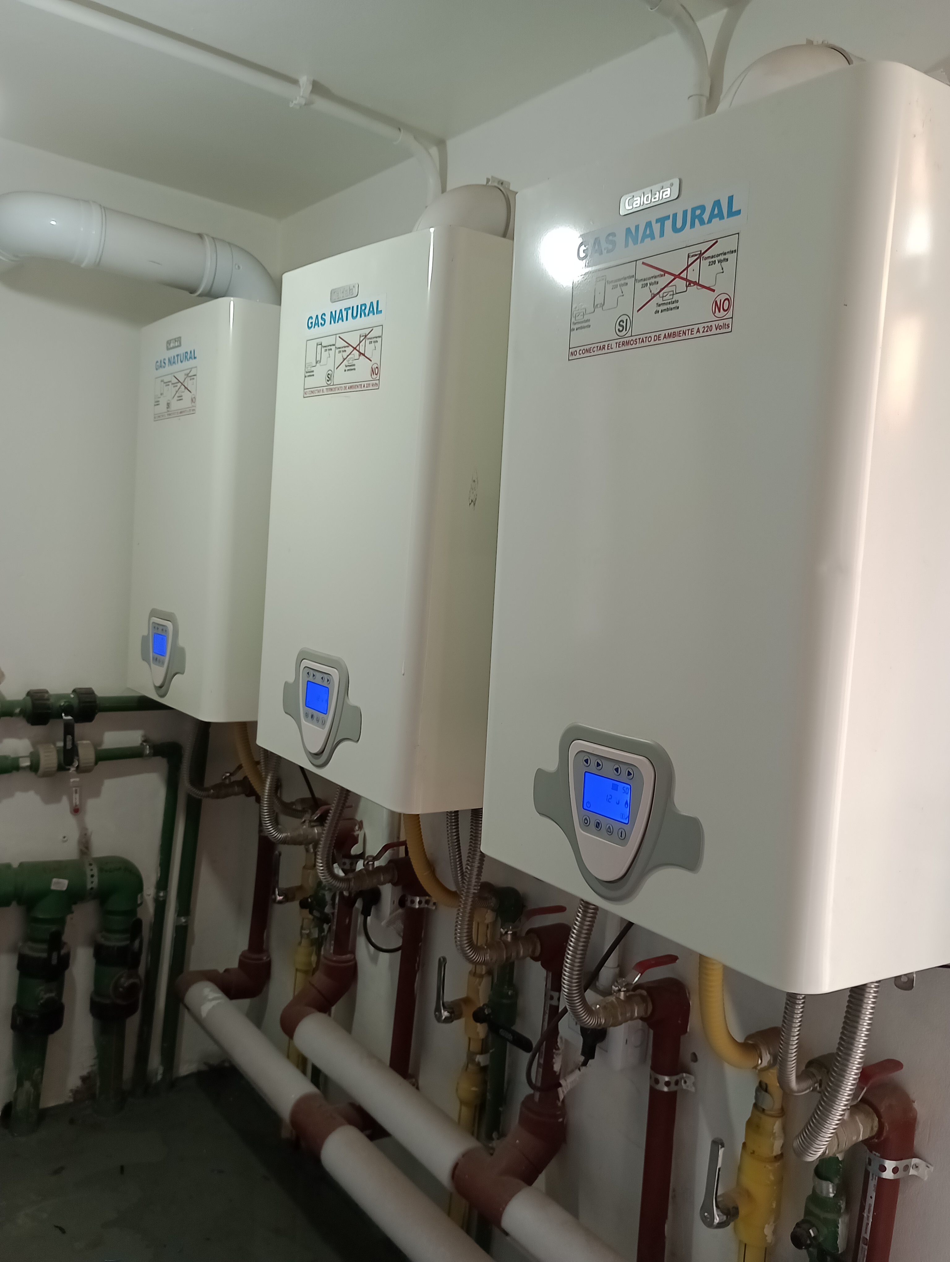Sala de calderas industriales Caldaia con cañerías codificadas por color, GBA