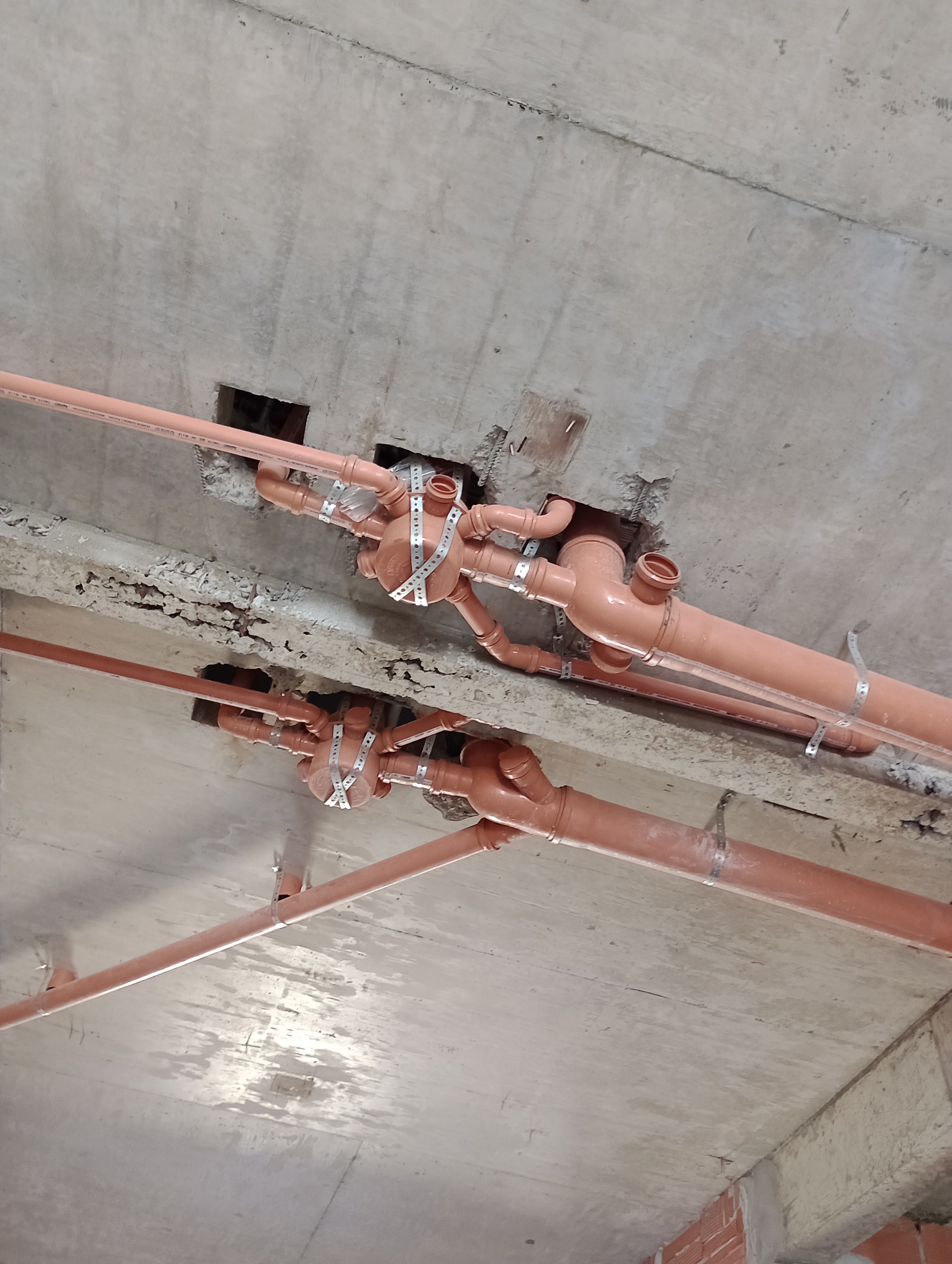 Red de cañerías de desagüe instaladas en losa, prolija y bien ordenada, GBA